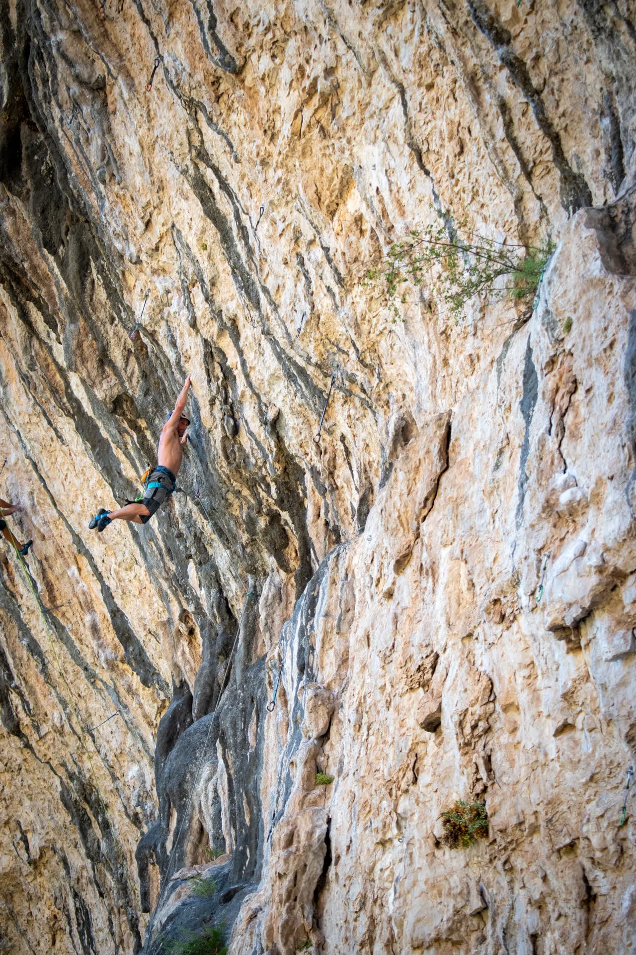 Piero en pleno movimiento dinámico sobre una pared de Siurana