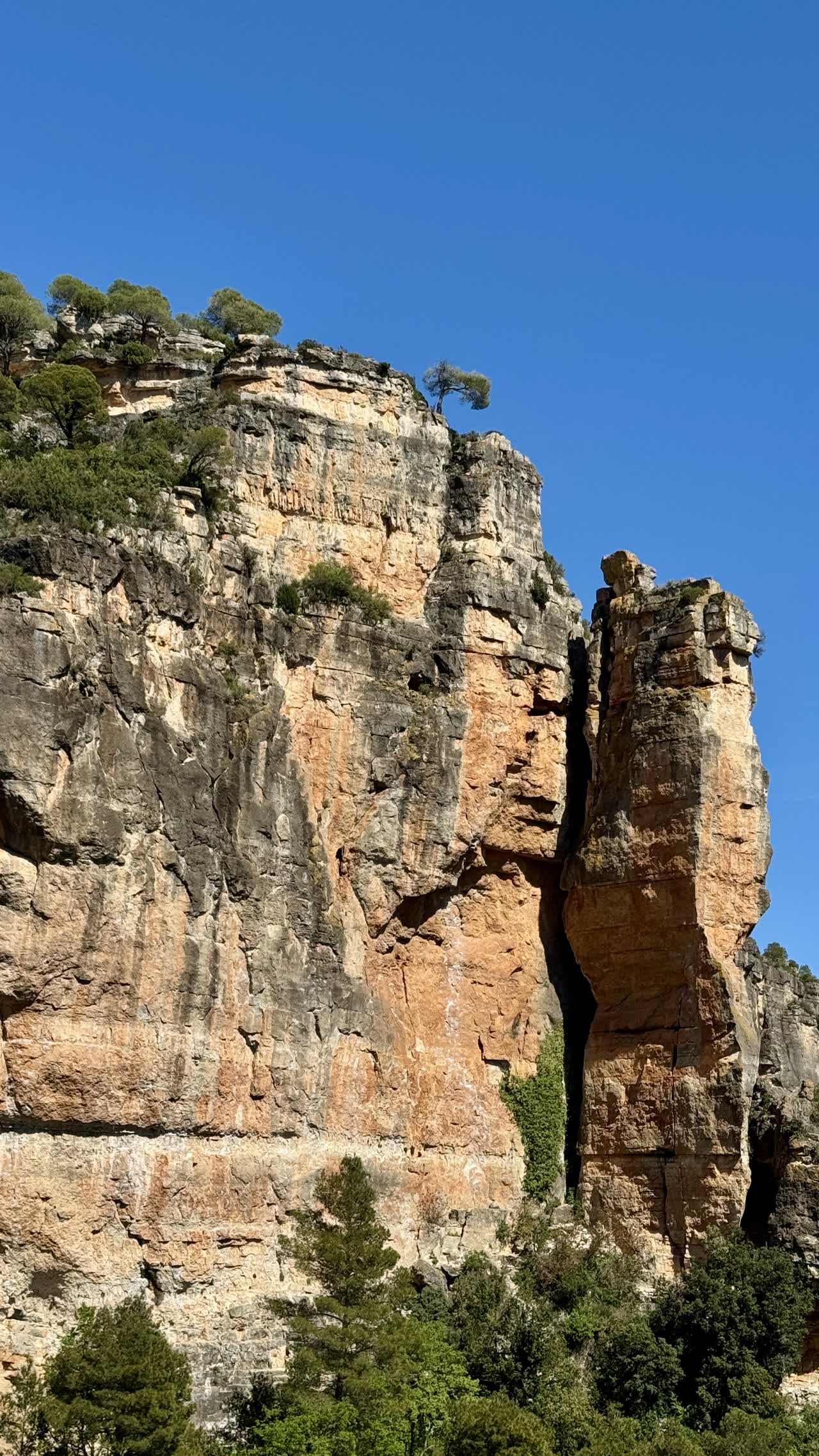 Aguja de roca junto a la pared principal de Siurana, bajo un cielo despejado