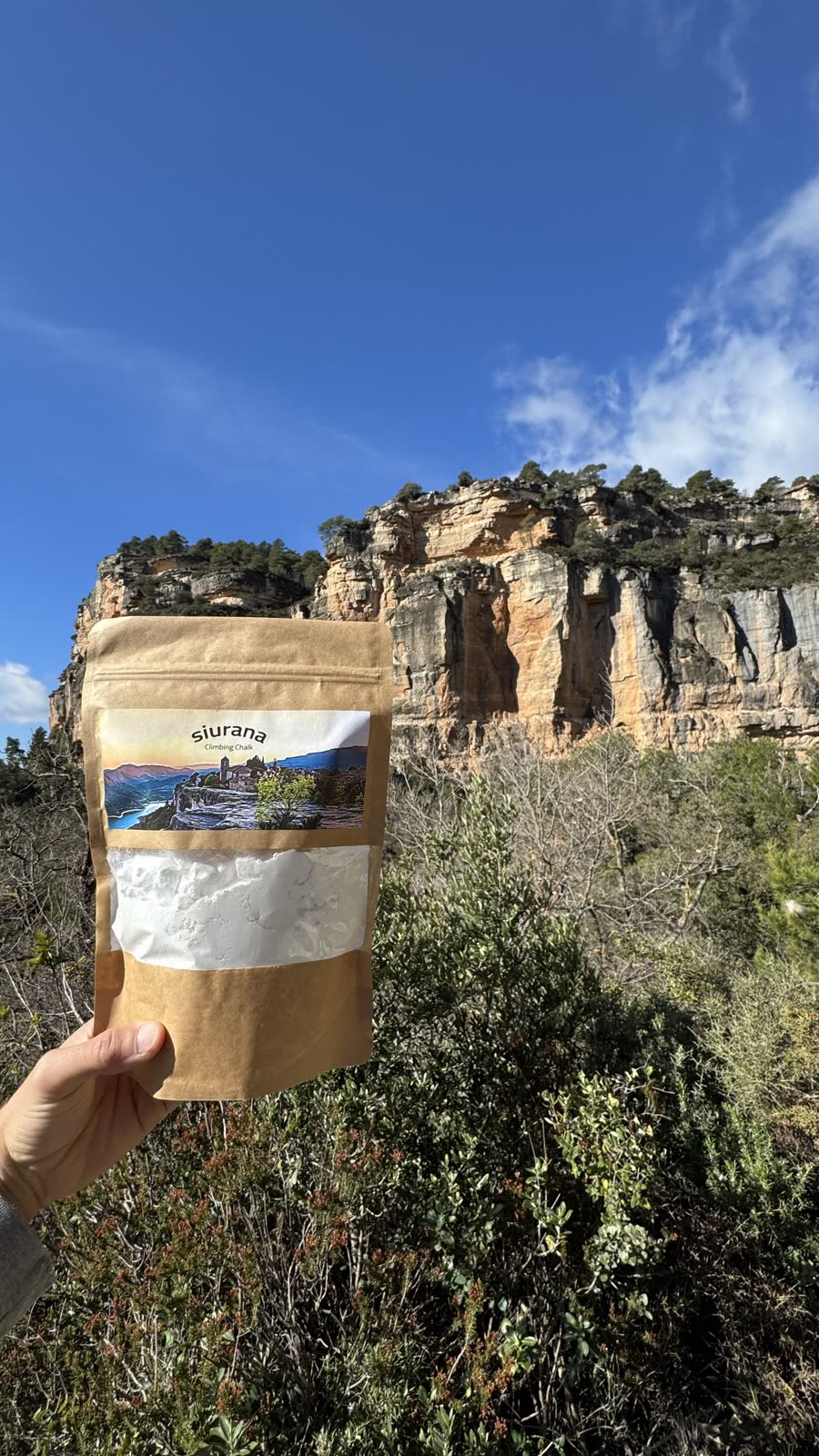 Bolsa de magnesio Siurana Outdoors junto a las paredes de Siurana