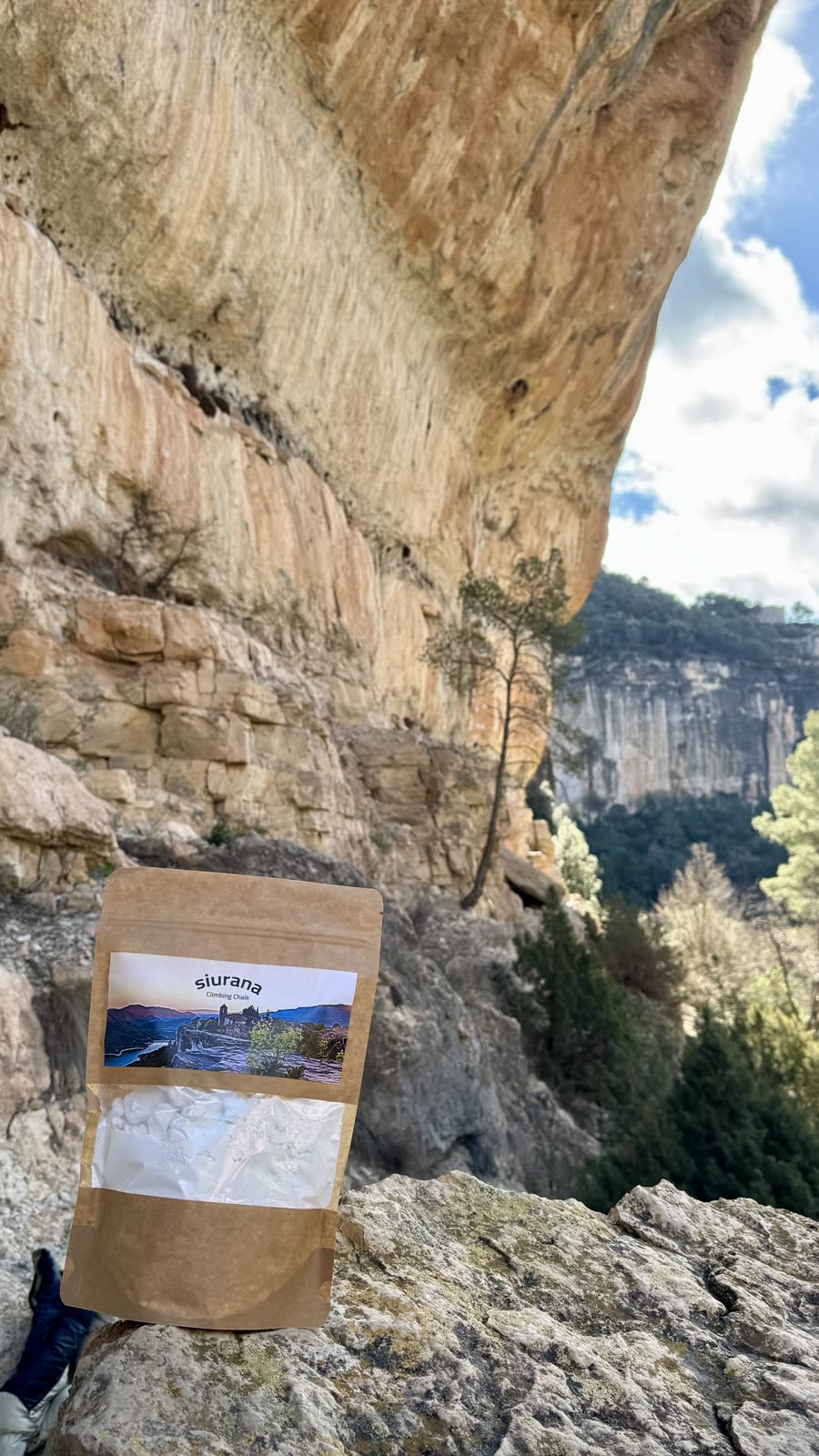 Bolsa de magnesio Siurana Outdoors bajo un techo de roca