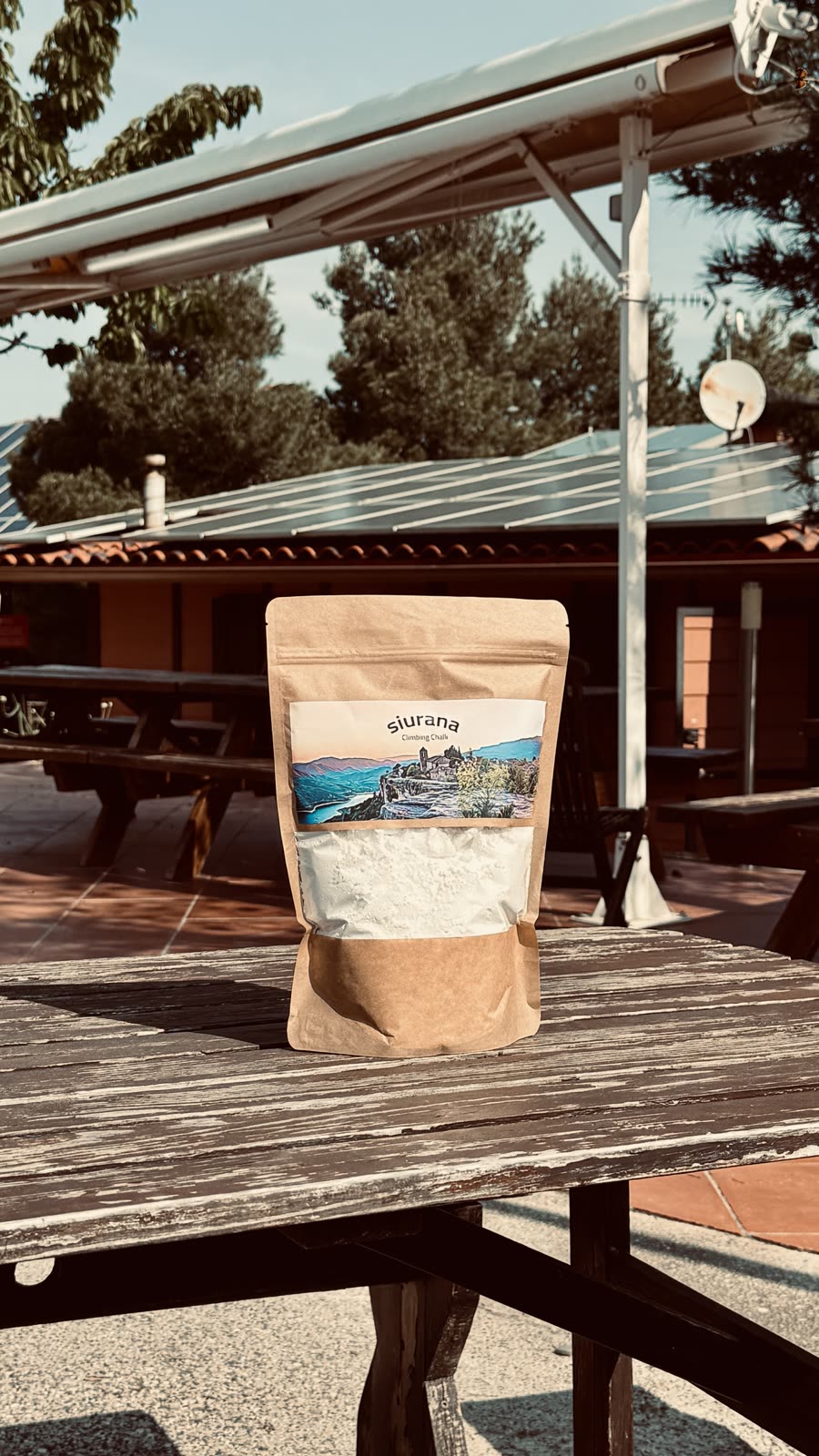 Bolsa de magnesio Siurana Outdoors en una zona de descanso junto al sector de escalada